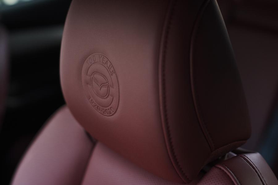 Детали интерьера Mazda MX-5 100th Anniversary (ND) 2020 года  (EU) (фото 6 из 16)
